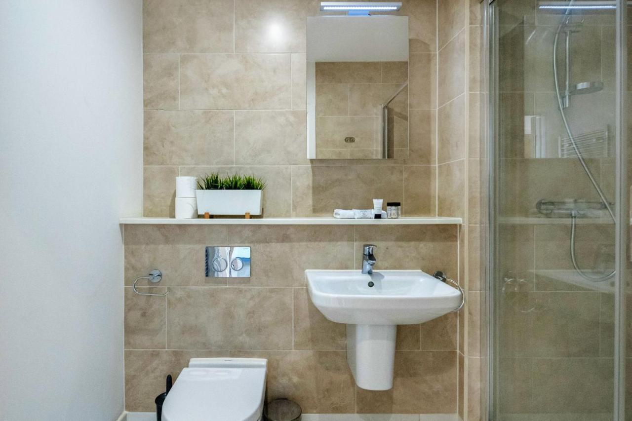 Roomspace Serviced Apartments - Swan House เลเธอร์เฮด ภายนอก รูปภาพ