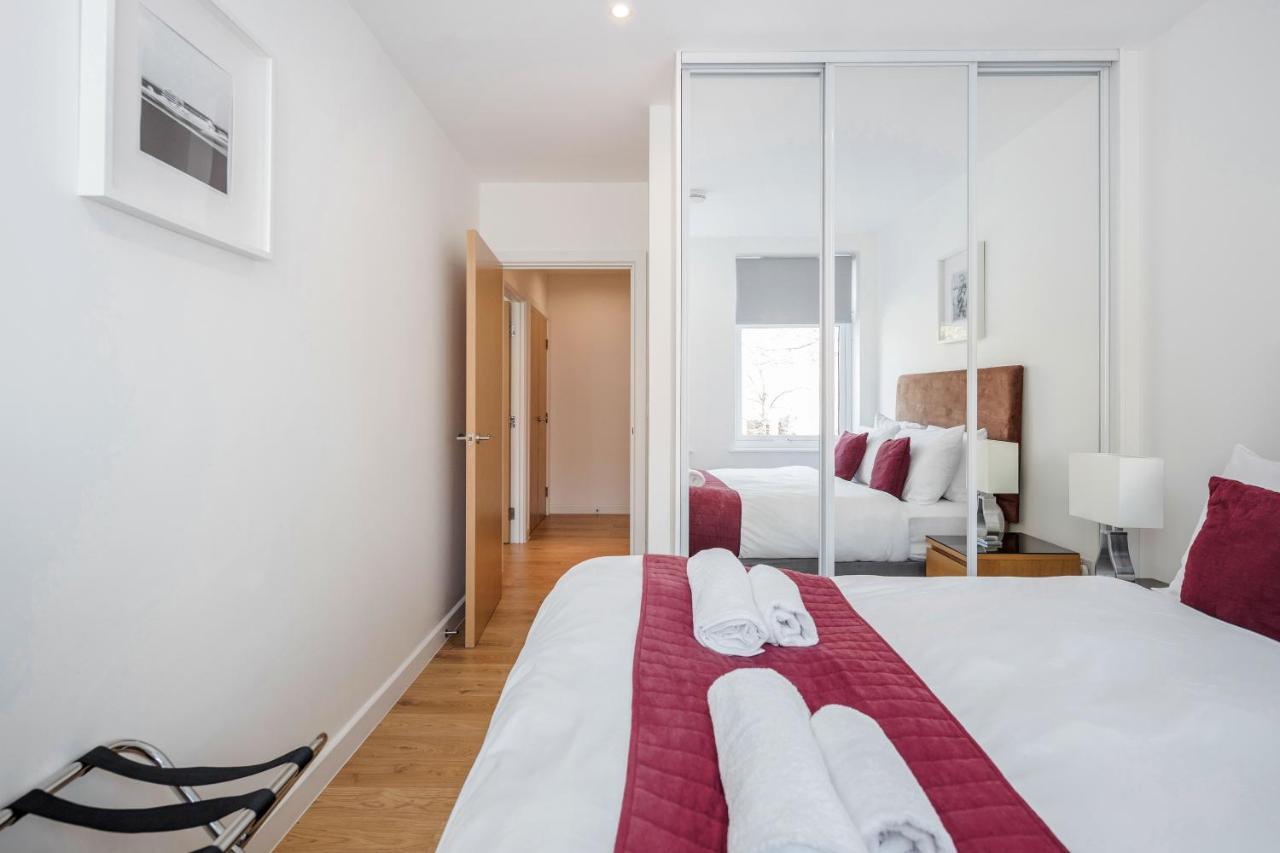 Roomspace Serviced Apartments - Swan House เลเธอร์เฮด ภายนอก รูปภาพ