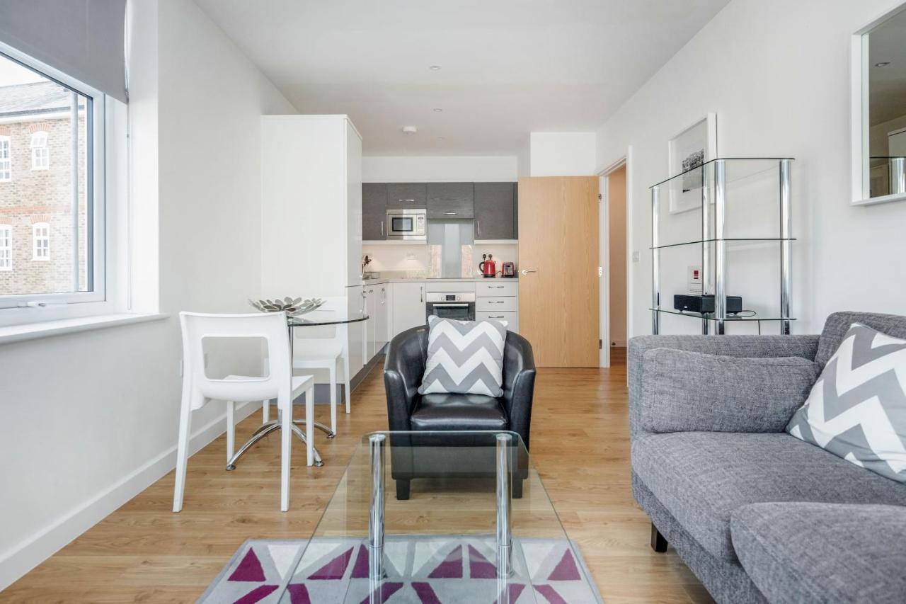 Roomspace Serviced Apartments - Swan House เลเธอร์เฮด ภายนอก รูปภาพ